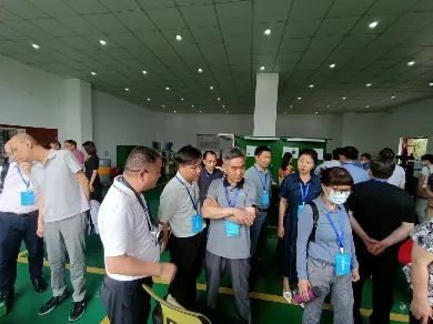 一群人站在室内 描述已自动生成